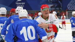 Лукашенко сыграл в хоккей и объяснил, почему Беларусь не останавливает спортивные соревнования