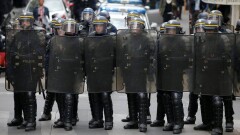 Полицейские Парижа готовятся к беспорядкам после президентских выборов