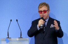 Элтон Джон призвал украинских бизнесменов принимать геев на работу