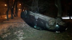 В Алматы водитель Skoda на скорости снёс знак "Уступи дорогу" и перевернулся вверх колёсами