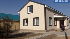 Житель Актобе построил дом многодетной семье, оставшейся без кормильца