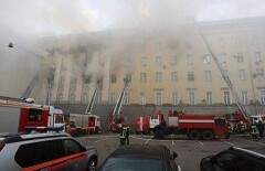 300 человек тушат крупнейший пожар в центре Москвы: загорелось Минобороны России