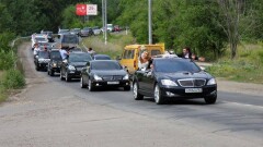 Нарушают ПДД в свадебных кортежах друзья жениха и невесты - полиция Алматы