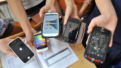 В школах ВКО решили не запрещать смартфоны
