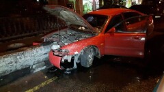 В Алматы машина на скорости врезалась в бетонное ограждение