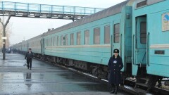 Восемь часов ждали помощи пассажиры застрявшего на полпути поезда в Алматинской области