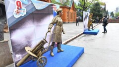 Живые статуи героев Великой Отечественной воссоздали в Алматы