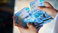 Тенге впервые с начала месяца укрепился к доллару на бирже