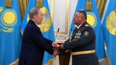 Назарбаев вручил воинские звания и государственные награды военнослужащим