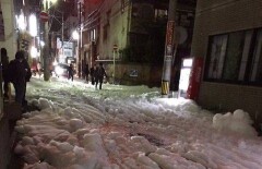 Странная пена покрыла улицы японского города Фукуока после землетрясения