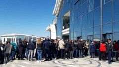Финальная игра Кубка Петрова вызвала ажиотаж в Караганде. Хоккейные болельщики стоят в очереди за билетами 
