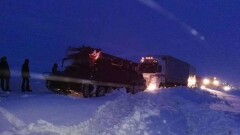 Застрявшие в сугробах 420 человек отказались покидать свои машины в ВКО