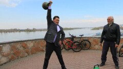 Аким Павлодарской области 25 раз поднял гирю в честь 25-летия Независимости