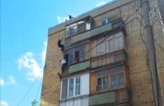  В Караганде полицейские задержали "человека с балкона"