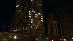 The Ritz-Carlton в Нур-Султане зажигает свет в окнах в форме сердца в благодарность врачам, борющимся с Covid-19