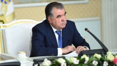 Эмомали Рахмон назвал предателями нации милиционеров, вымогающих у туристов деньги