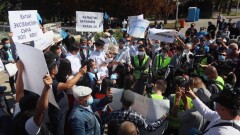Алматыда несие амнистиясын талап еткен рұқсат етілген митинг өтті. Фоторепортаж