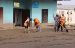 Для ликвидации последствий схода селя не хватает лопат, мешков и спецтехники