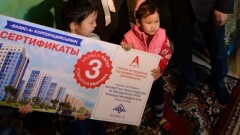 Матери десятерых детей подарили трёхкомнатную квартиру в Алматы