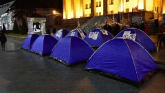 Оппозиционеры Грузии поставили палатки у парламента после инаугурации президента