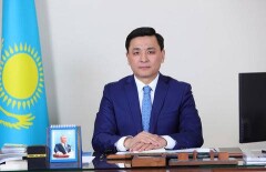 Аким ЗКО заработал меньше своих замов