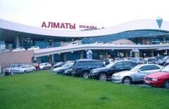 Иностранцы жалуются на террор таксистов в алматинском аэропорту