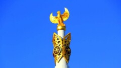 Скандальные надписи стёрли с монумента "Қазақ Елі" 