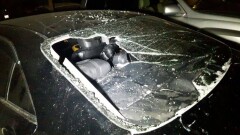 Сорвавшиеся с крыши сосульки разбили два автомобиля в Алматы