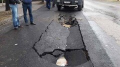 Просевший асфальт на улице Аскарова в Алматы восстановят в течение суток