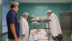 Биртанов посетил пострадавшую в авиакатастрофе жительницу Нур-Султана. Угрозы её жизни нет