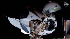 Crew Dragon компании SpaceX с астронавтами на борту возвращается на Землю