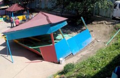Стало известно имя женщины-водителя, проротаранившей на джипе забор детского сада в Алматы