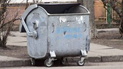 Житель Атырау рассказал, как нашёл в мусорном контейнере младенца