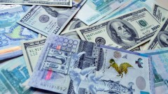 Стоимость доллара на бирже перед выходными составила 382,56 тенге