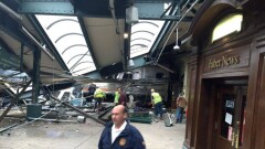В США пассажирский поезд врезался в здание вокзала, есть жертвы