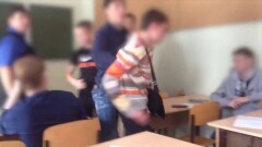 Студент колледжа набросился с кулаками на учителя из-за требования снять наушники