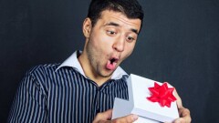 Сколько нужно работать, чтобы купить хороший подарок на 8 Марта, посчитали статистики