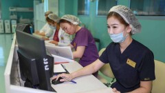 Минздрав о резком снижении числа больных пневмонией в выходные: Люди стараются дождаться понедельника