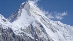 Поиски пропавших на пике Победы альпинистов не могут начать из-за дождя и снега