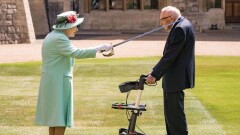 Елизавета II посвятила в рыцари 100-летнего ветерана за помощь в борьбе с Covid-19