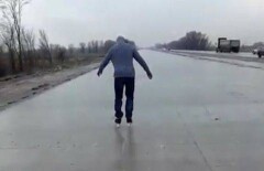 На трассе Алматы-Капшагай катаются на коньках