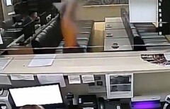 В Алматы девушка устроила обнажённое шоу в ответ на запрет курения в букмекерской конторе