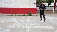 В Актобе бездомный оставляет на асфальте трогательные послания для горожан