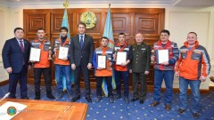 Исекешев встретился с рабочими, спасшими людей из горящей квартиры в новостройке Астаны