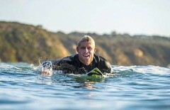 Сёрфер, переживший нападение акулы, выиграл турнир в ЮАР