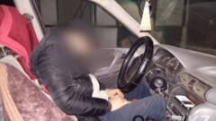 Мертвецки пьяный житель Шымкента уснул за рулём и чуть не разнёс двор