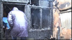 В Уральске четыре семьи с детьми вынуждены жить в сарае после пожара в доме