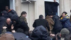 Глава Абхазии отказался покидать свой пост и пригрозил режимом ЧП
