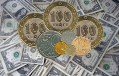 Курс тенге упал почти на 9 тенге на бирже
