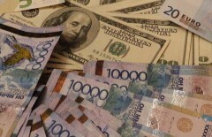 Доллар подорожал сразу на пять тенге на бирже